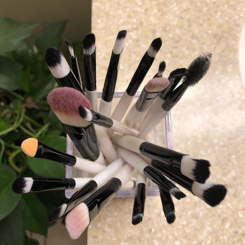 White Makeup Brush Set 20 Pcs - Picture 3 of 5